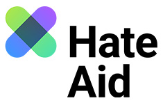 Logo der Organisation HateAid. Auf der rechten Seite ist ein Pflaster mit den Farben grün, blau und violett zu sehen.